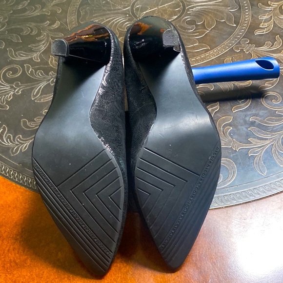 Nichole Black Tapestried Pumps Size 10 - Picture 9 of 11